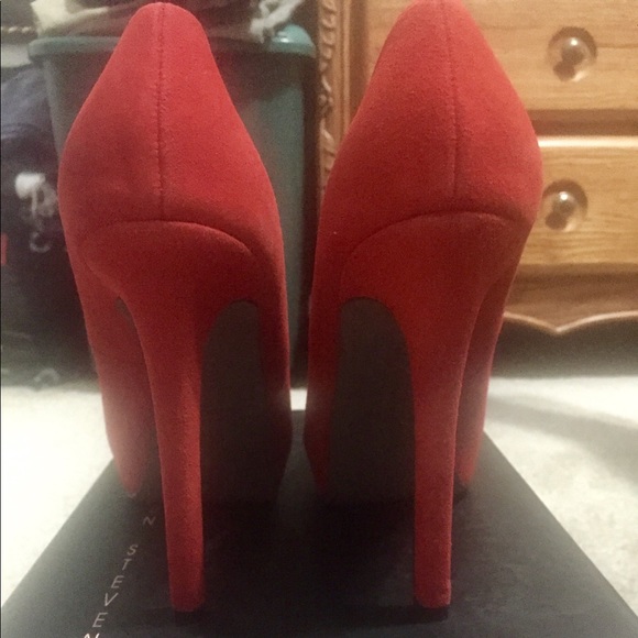 🔻New Steve Madden red suede peep-toe heels - Picture 2 of 5